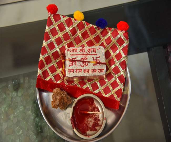 श्रीराम जन्मभूमि अयोध्या में मंदिर के लिए उदयपुर के परिवार ने अर्पित की एक किलो वजनी चांदी की ईंट