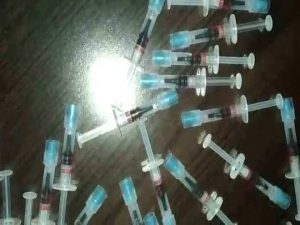 अलीगढ़ : एएनएम निहा खान ने वैक्सीन से भरी 29 सिरिंज कूड़ेदान में फेकीं