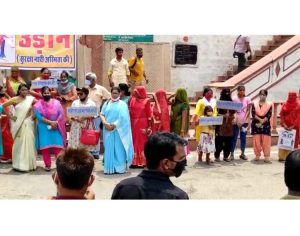 अलवर जिले में महिलाओं के विरुद्ध बढ़ते अत्याचारों से उद्वेलित महिलाओं ने किया प्रदर्शन