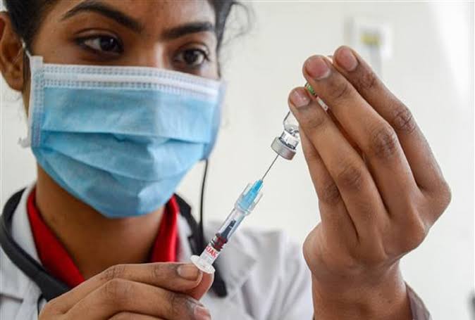 कोविड-19 टीकाकरण : भारत में एक दिन में एक करोड़ से अधिक लोगों को टीके लगे