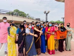 साड़ी पहने महिला के अपमान के विरुद्ध अभाविप की कार्यकर्ताओं ने अकीला के बाहर किया प्रदर्शन