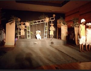 बाल कलाकारों ने किया बिरसा मुंडा के जीवन पर आधारित नाटक "उलगुलान" का मंचन