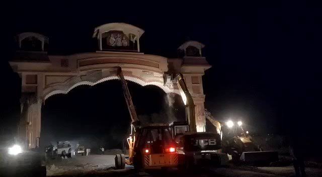 सरकार ने चलाया सुजानगढ़ के प्रवेश द्वार और उस पर स्थापित राम दरबार पर बुलडोजर