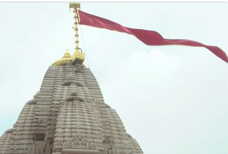 सदियों बाद पावागढ़ कालिका माता मंदिर के शिखर पर लहराई धर्म ध्वजा
