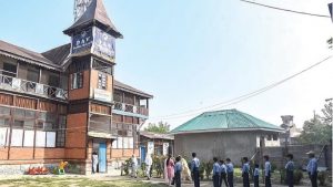 श्रीनगर में आतंकवाद के चलते बंद हुए शैक्षणिक संस्थान फिर से खोले जा रहे हैं