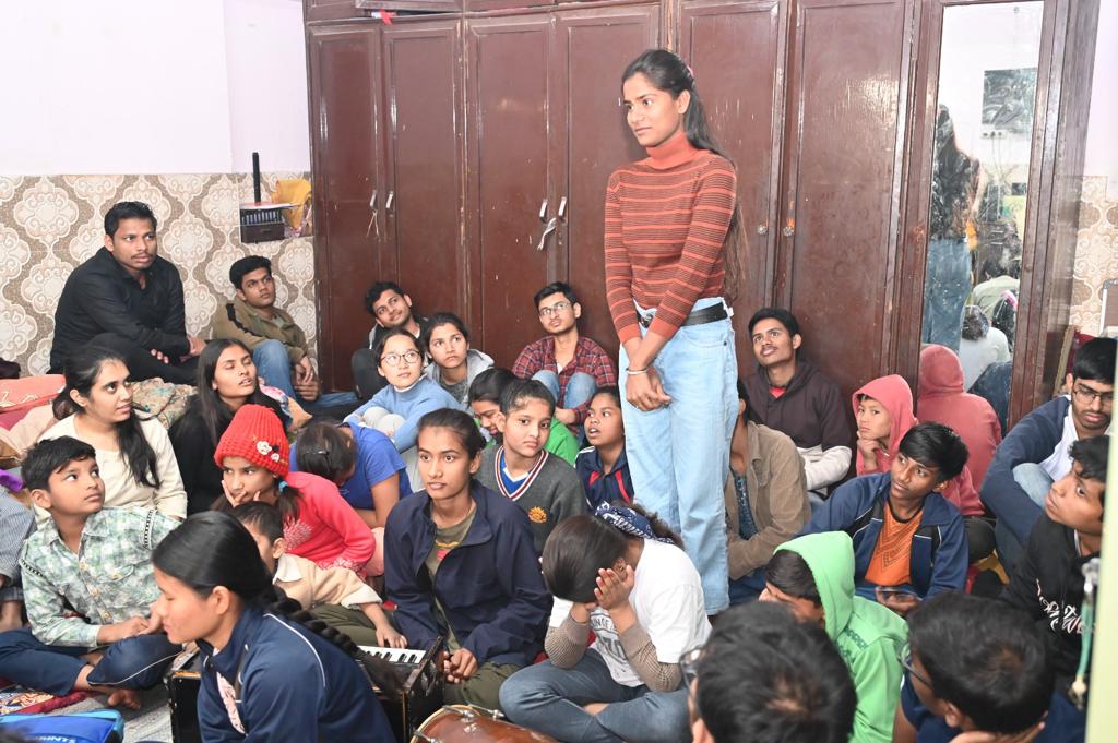 छात्रों ने स्वदेश यात्रा के अंतर्गत घूमा राजस्थान