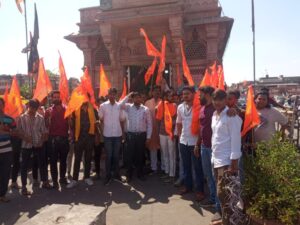 भगवा ध्वज उतारने के विरोध में हिन्दू समाज एकजुट, कांग्रेस का पुतला फूंका