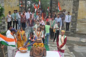 भारत विमर्शम् के 18 समूहों के युवा चिंतकों की दिवेर विजय दर्शन यात्रा, पुष्पांजलि करते सदस्य