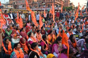 बांग्लादेश में अल्पसंख्यकों पर लगातार हो रहे हमलों व उनके दमन के विरोध में बुधवार को राजधानी जयपुर में सर्व हिन्दू समाज ने प्रदर्शन किया प्रदर्शन में बड़ी संख्या में महिलाएं भी शामिल हुईं